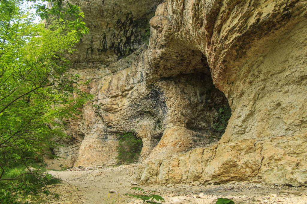 1658008249_30-kartinkin-net-p-dakhovskaya-peshchera-priroda-krasivo-foto-30.jpg